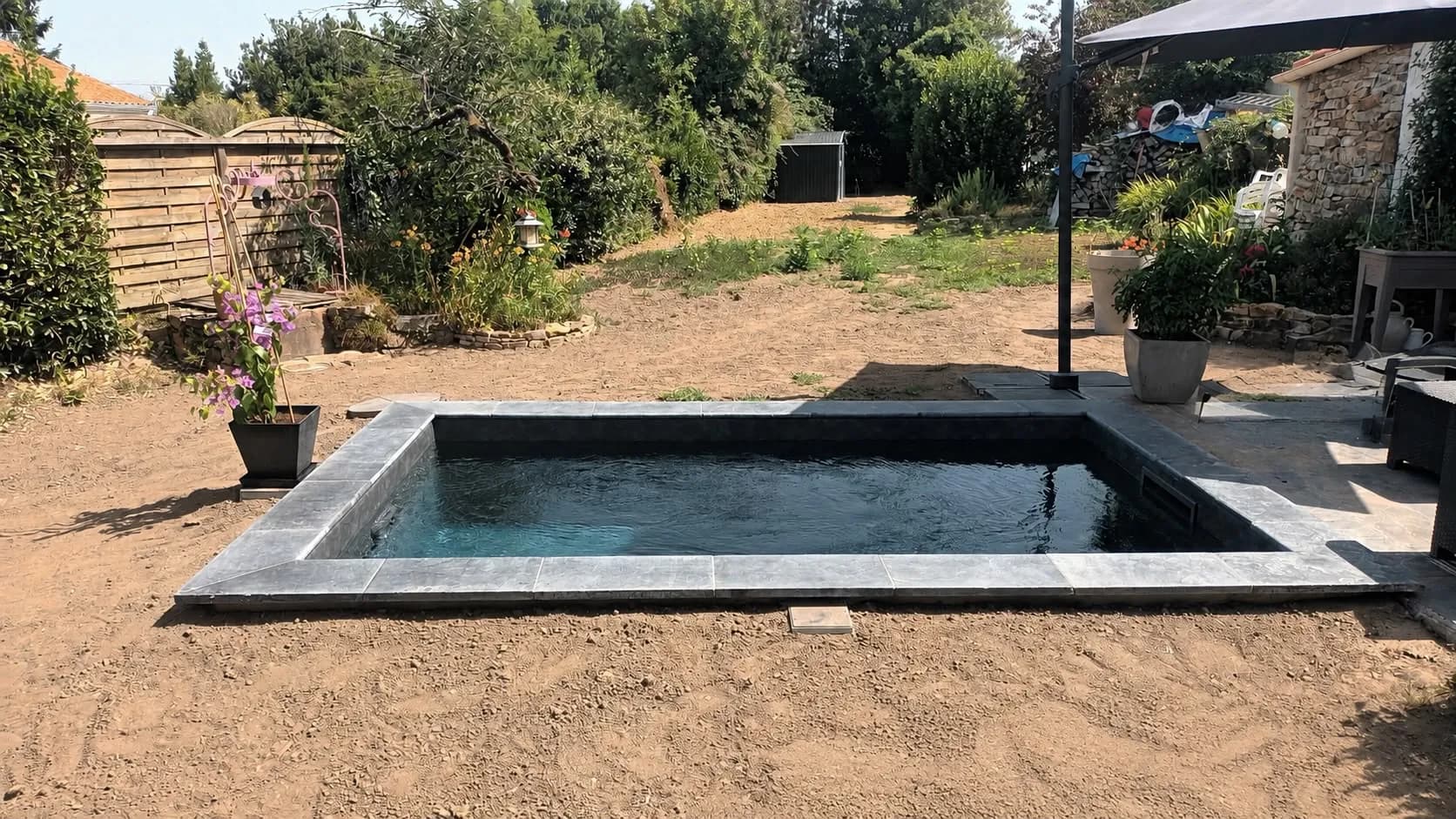 Création d’une mini piscine 4x2,50 m traditionnelle, traitement automatique, nage à contre-courant, escalier 3 marches avec un liner 3D gris anthracite 95/100eme.