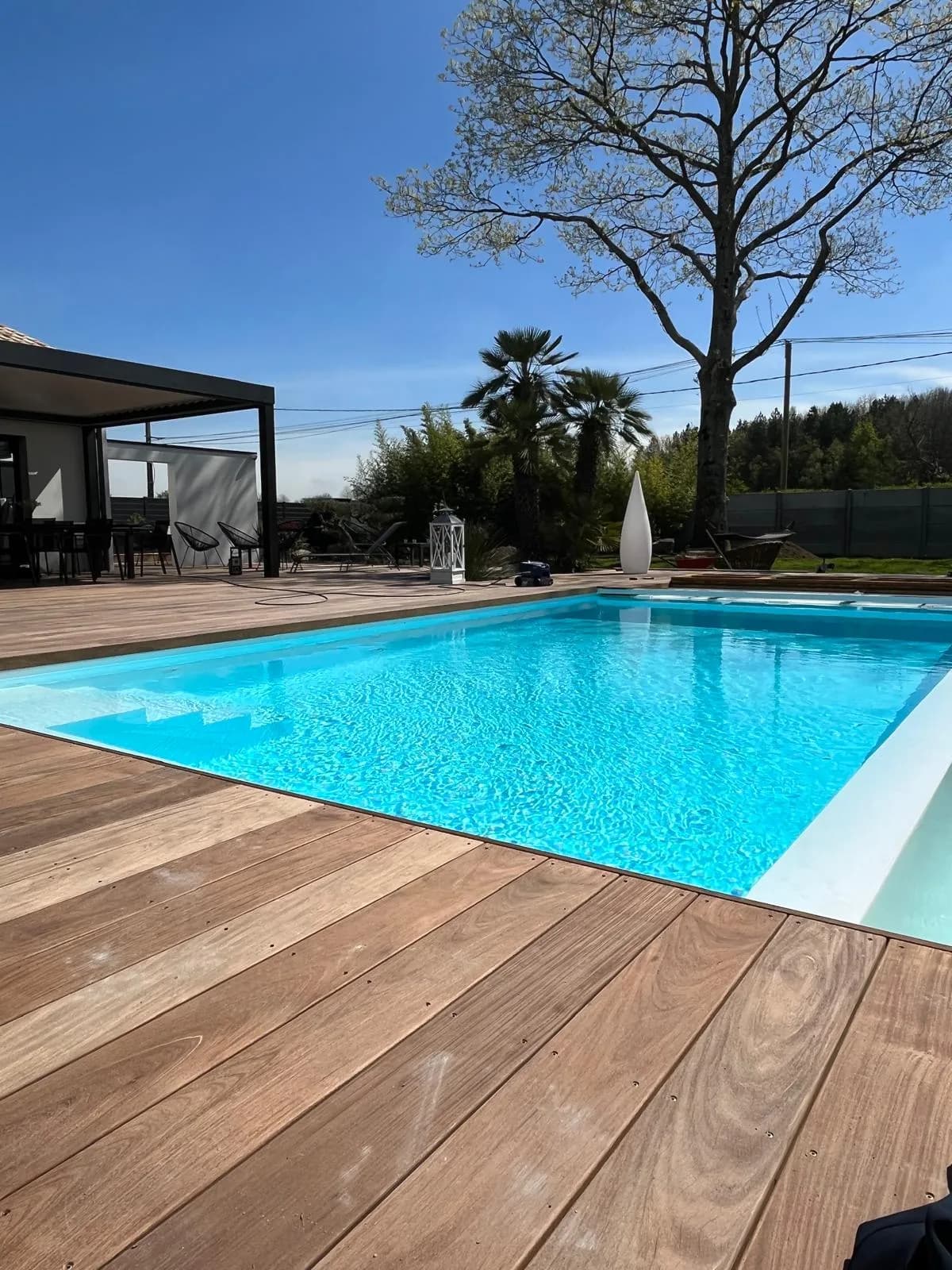 Piscine rectangulaire, à débordement avec un revêtement pvc armé haut de gamme blanc 150/100eme, près de Nantes.