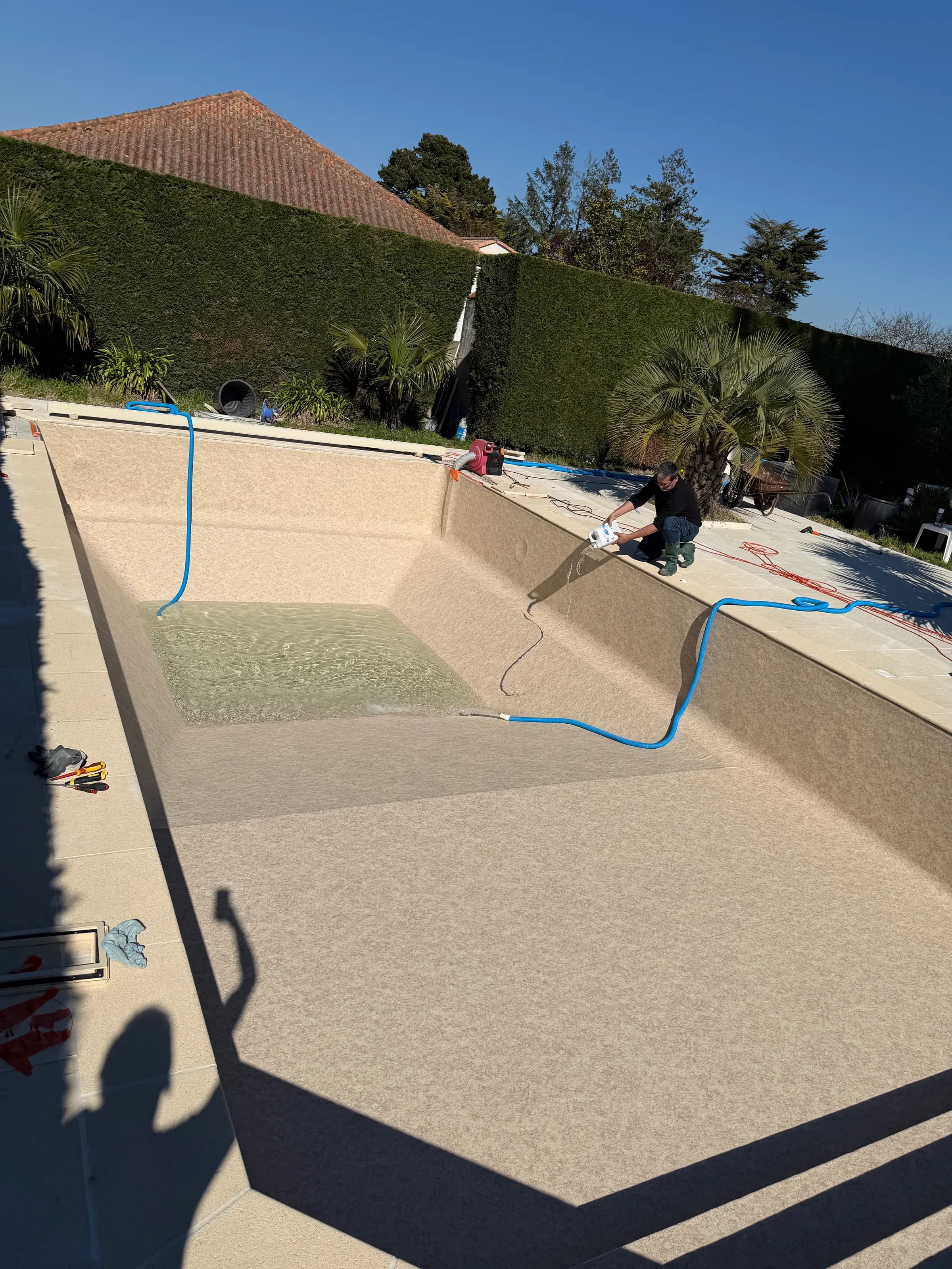 Pose du liner 3D sable 95/100eme et début de mise en eau de la piscine 12x5 m.