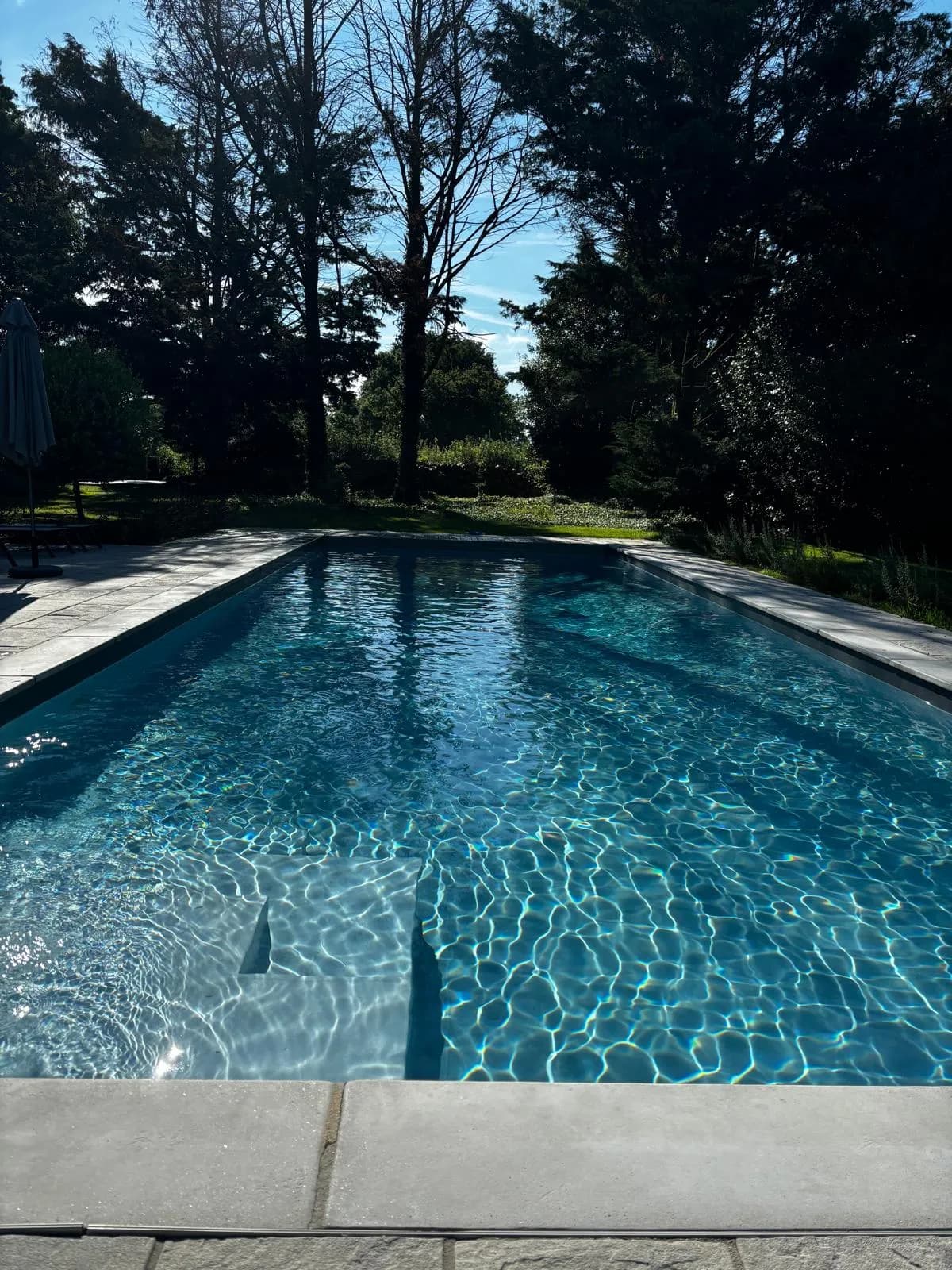 Piscine 15x5 m, entretien par nos soins durant la saison estivale.