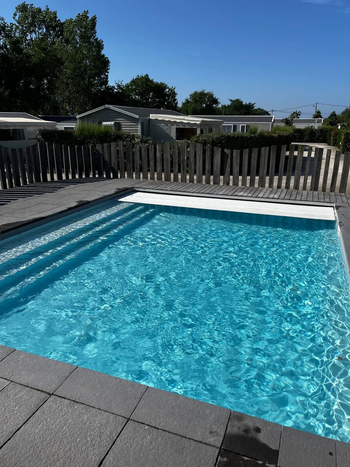 Piscine dans une résidence collective près des Moutiers-en-Retz, entretien pendant la saison.